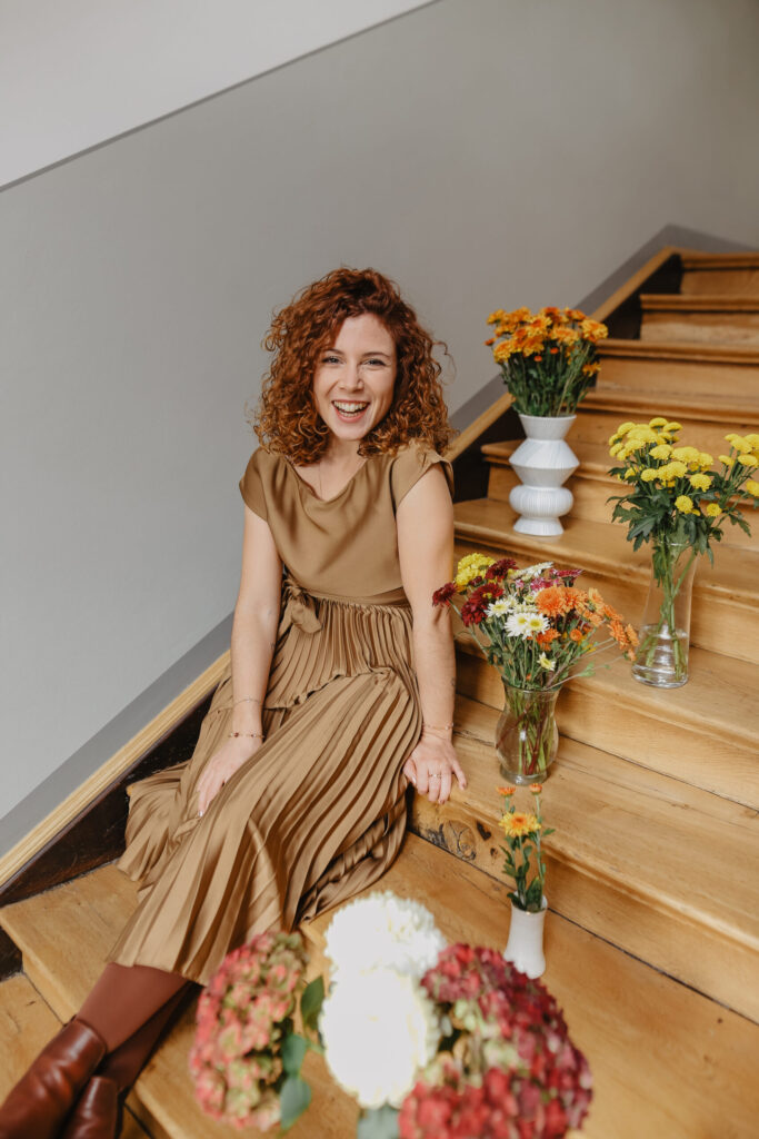 Melissa Walther von Wir Gefühle lachend auf einer Treppe